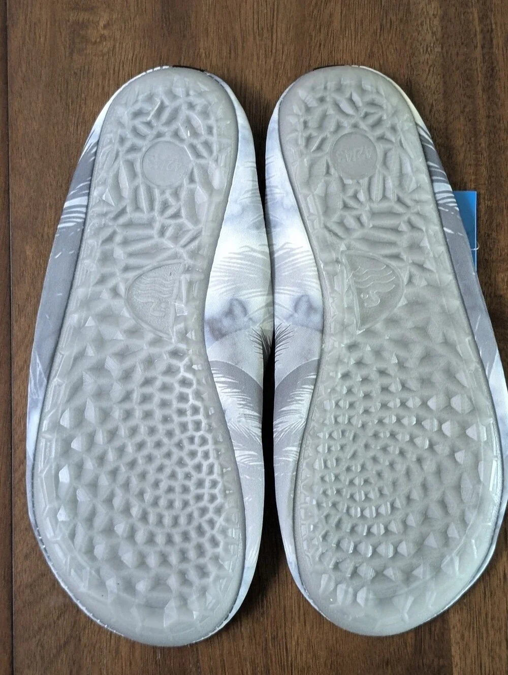 NWT Men’s Gray Palm-Print Water Shoes, Size 42/43